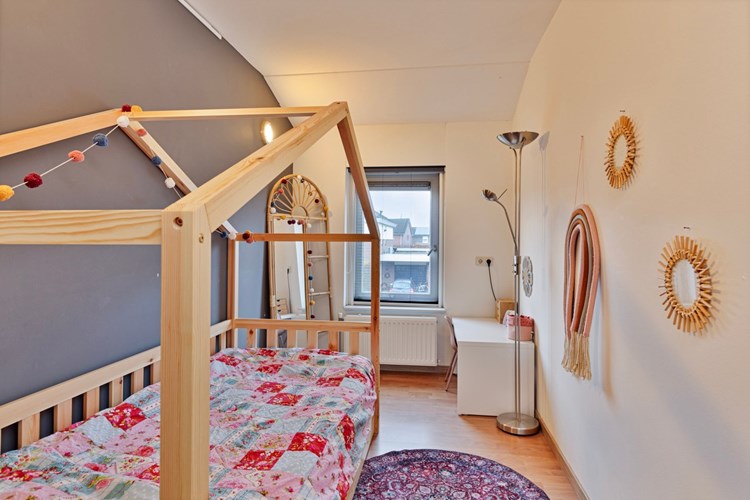 Slaapkamer gelegen aan de voorzijde, met een laminaatvloer, stucwerk wanden en een spuitwerk plafond. Daglicht via een hardhouten raamkozijn met dubbele beglazing en een vliegenhor.