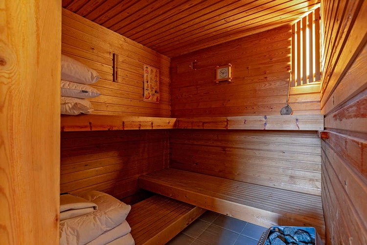 Als extraatje is de badkamer zelfs uitgerust met een ingebouwde 4-persoons 'Finse' sauna. 
