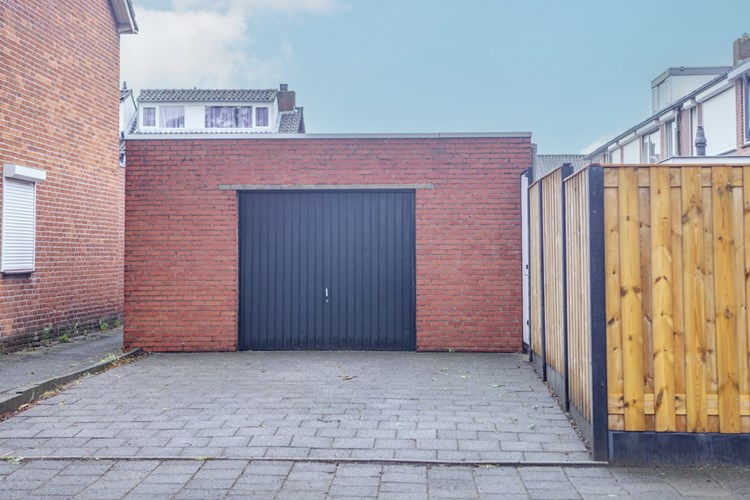 Bent u al lange tijd opzoek naar een mooie betaalbare woning met een ruime garage? 