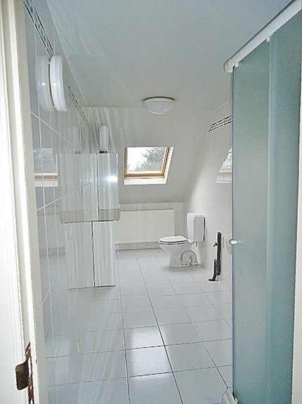 badkamer met douche, toilet en aansluiting wasmachine