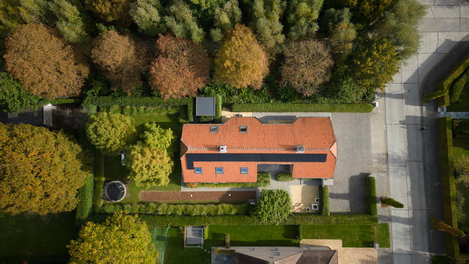 Op de felgegeerde wijk de Rodenburg vinden we deze sfeervolle villa met een eigenzinnig uniek karakter!  