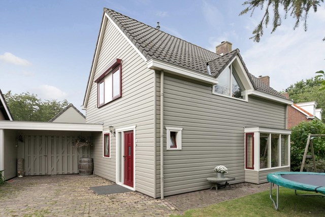 De sfeervolle vrijstaande woning met aangebouwde garage ligt aan de rand van het centrum van het gemoedelijke Brabantse dorp Liempde.