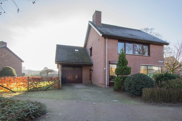 Ruim vrijstaand woonhuis met inpandig bereikbare garage en tuin, gelegen op een perceel van 615 m&#178; op een fraaie locatie in de kern van Herkenbosch nabij dagelijkse voorzieningen. 