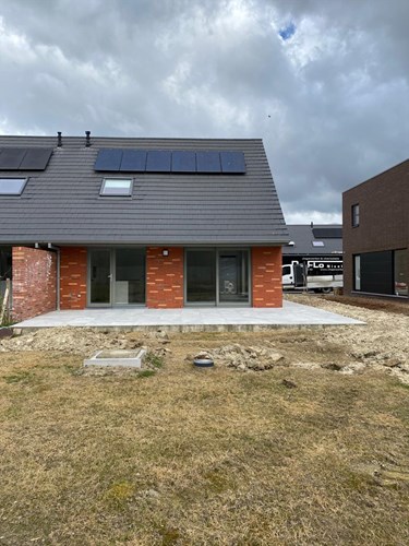 Ruime nieuwbouw woning met 3 slaapkamers, tuin en garage te Kortemark 