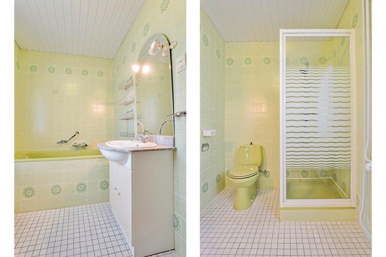 Met een badmeubel met vaste wastafel en een grote spiegel. Een ligbad met een thermostaatkraan, een duoblok (toilet) en een douchecabine met thermostaatkraan. 
