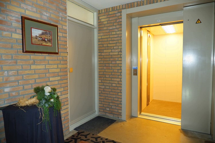 De liftinstallatie is gelegen komt direct uit bij de voordeur van het appartement.