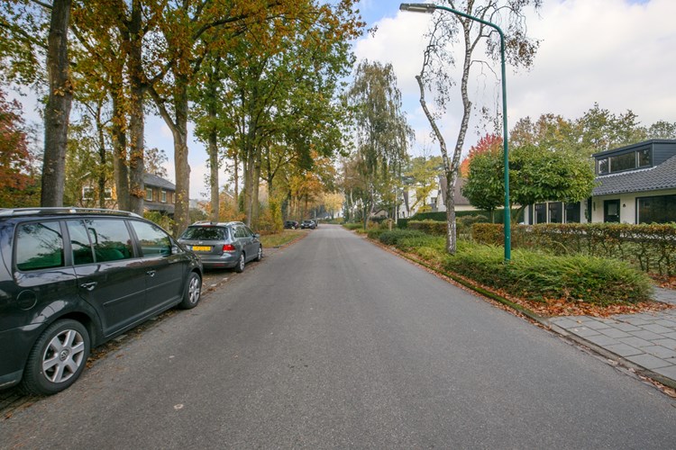 Aan de brede Venloonstraat met de mooie hoge bomen staat deze uitstekend onderhouden half vrijstaande woning. 