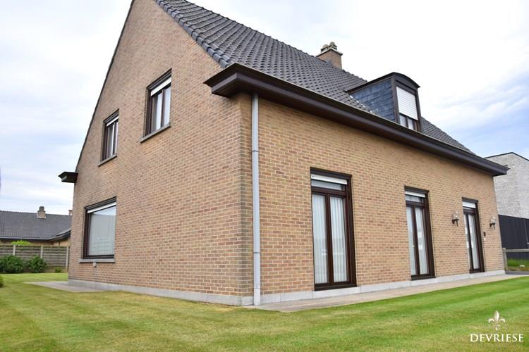 Statige villa te koop in Wevelgem met 4 slaapkamers, 2 garages en zonnige tuin 