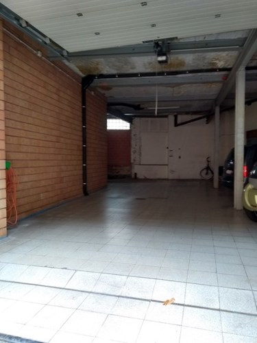 Overdekte staanplaats in afgesloten garage. 