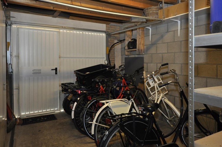 Verrassend ruime moderne instapklare met garage geschakelde 2 onder 1 kap woning 