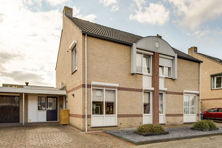 Instapklaar halfvrijstaande woning met uitbouw, inpandig bereikbare berging/bijkeuken, terrasoverkapping en vaste trap naar 2e verdieping. 