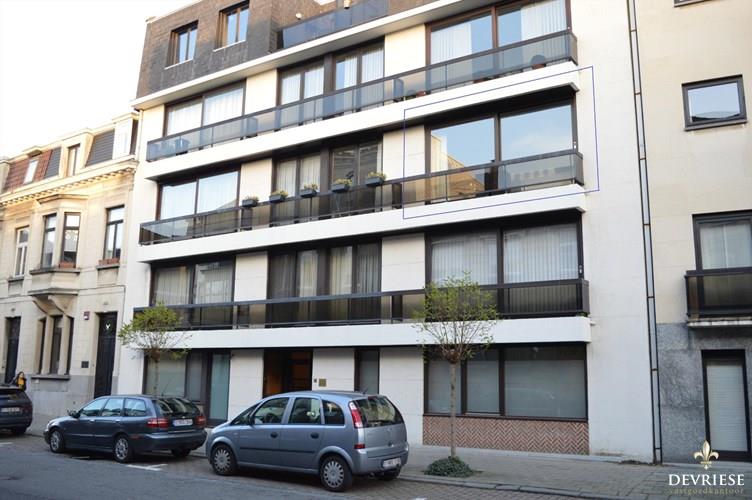 Uiterst centraal gelegen 2-slaapkamer appartement m&#233;t garage nabij centrum van Kortrijk 