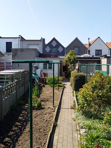 Instapklare burgerwoning met tuin en garage 