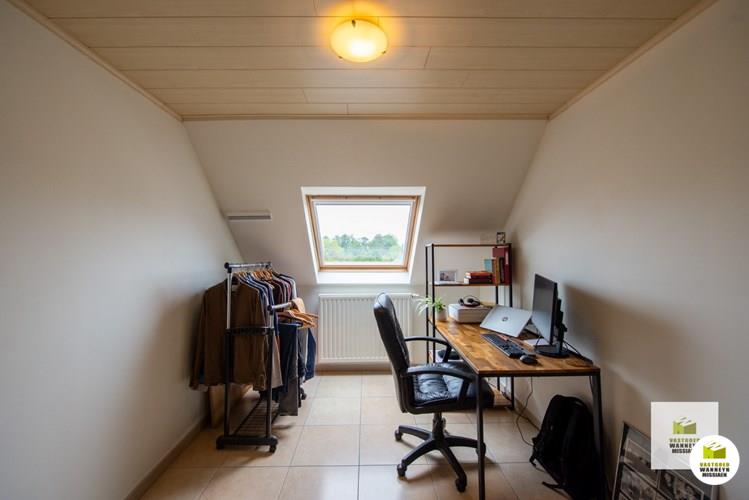 Lichtrijk en verzorgd dakappartement met zonnig terras en 2 slaapkamers in centrum Wingene 
