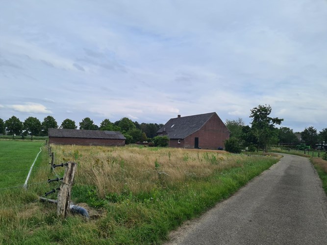 Fraaie te renoveren woonboerderij gelegen in het buitengebied van Neer. 