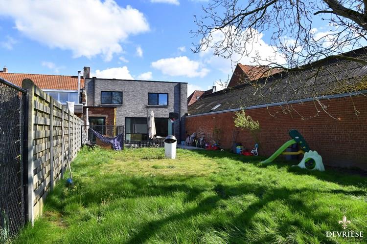 Gezinswoning met 4 slaapkamers, garage en grote zonnige tuin te koop in Rollegem 