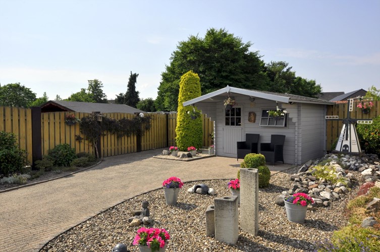 Halfvrijstaande woning met ruime uitbouw aan de achterzijde van de woning, inpandige garage, berging en grote achtertuin met veel privacy. 