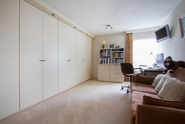 Instapklaar en luxe afgewerkt appartement met loggia, gelegen op de 1e verdieping van een kleinschalig appartementencomplex in het centrum van Maasbracht . 