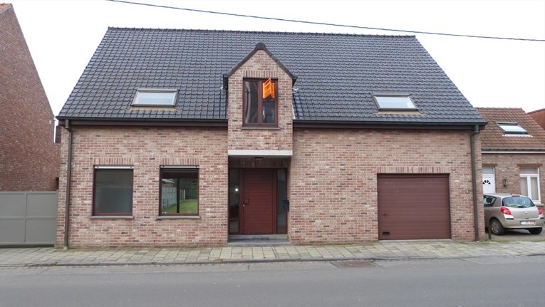 Woning met 4 ruime slaapkamers, garage en tuin gelegen in het centrum Maldegem. 