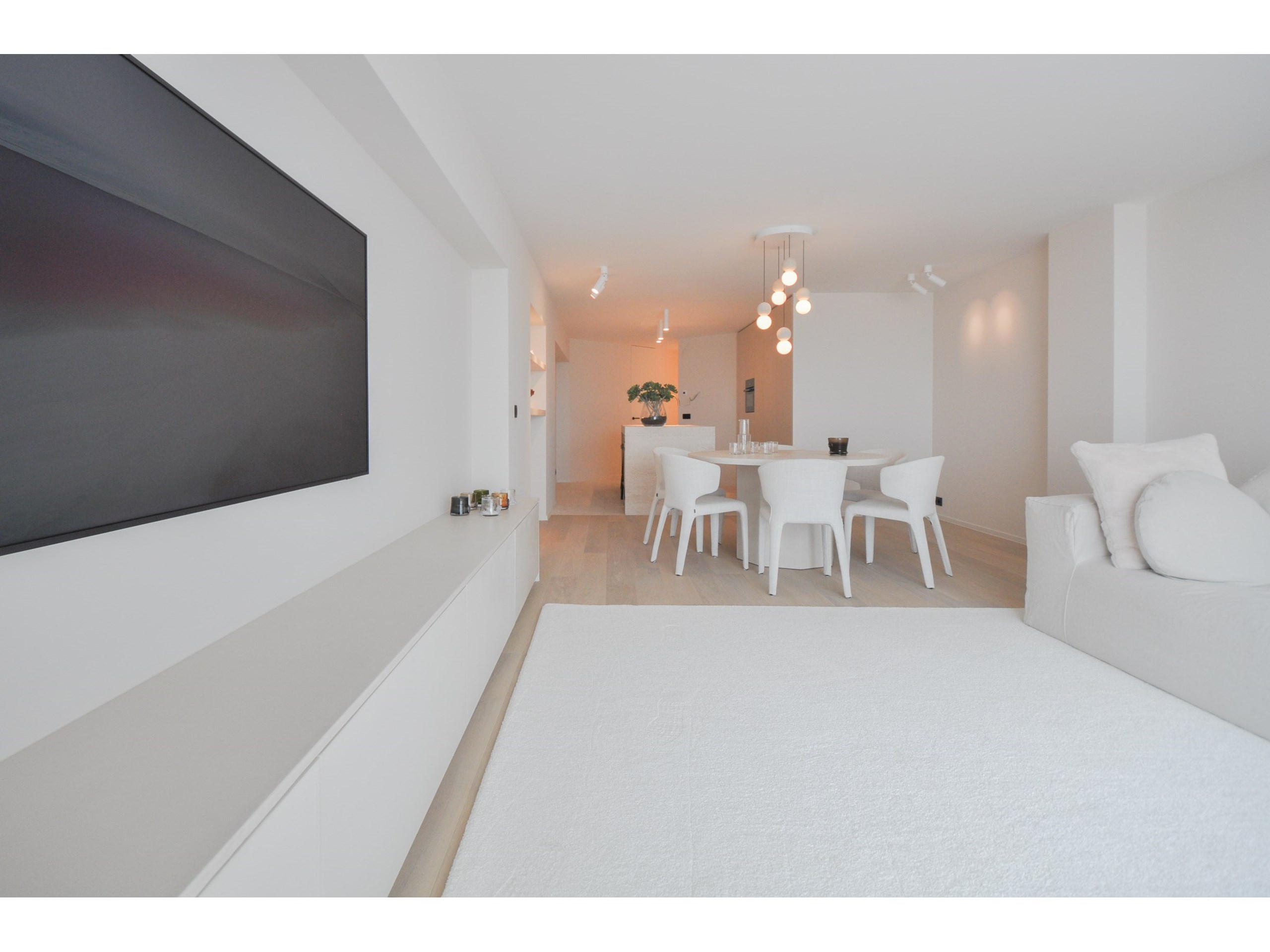 Subliem appartement met frontaal zeezicht afgewerkt met zeer kwalitatieve materialen. 