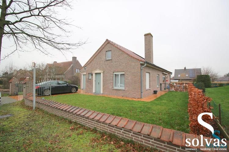 Vrijstaande woning dicht bij het centrum van Zomergem met 2 slaapkamers! 