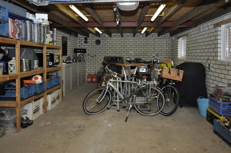 Halfvrijstaande hoekwoning met uitbouw en vrijstaande garage 