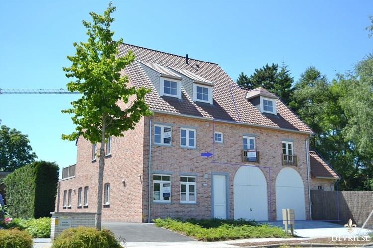 Duplex-appartement met 1 slpk, garage en tuin dichtbij centrum van Gullegem 