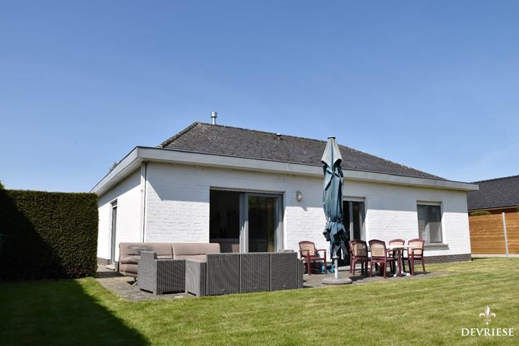 Alleenstaande bungalow te koop in Wevelgem met 3 slaapkamers en dubbele inpandige garage 