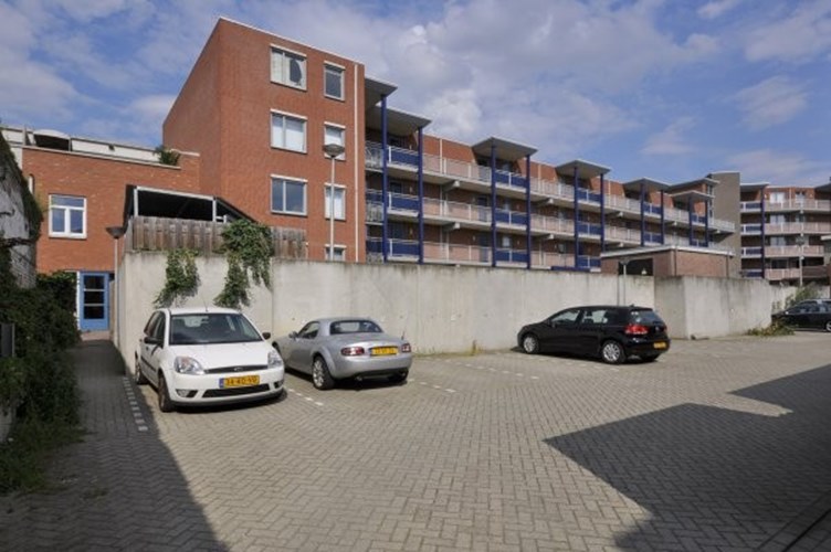 Stadswoning met eigen afgesloten parkeerplaats in de binnenstad van Roermond 