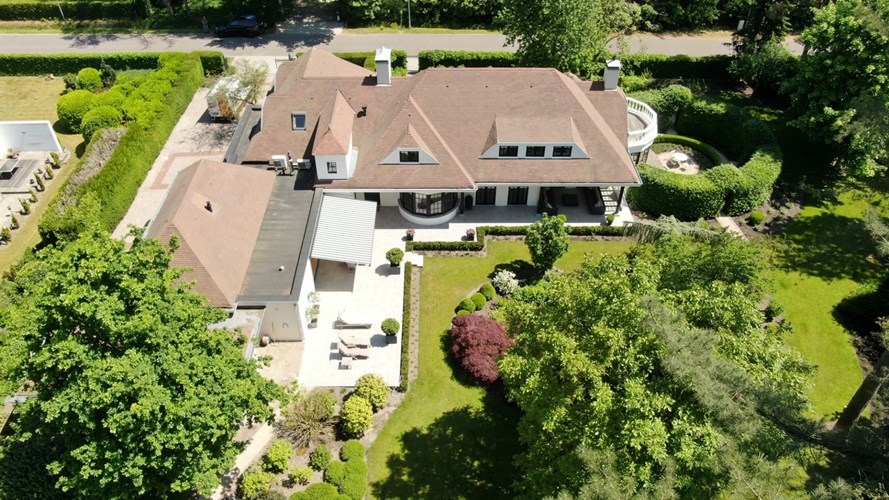 Instapklare totaal gerenoveerde villa op een idyllisch perceel van 2.752 m&#178; te Oud-Turnhout. 