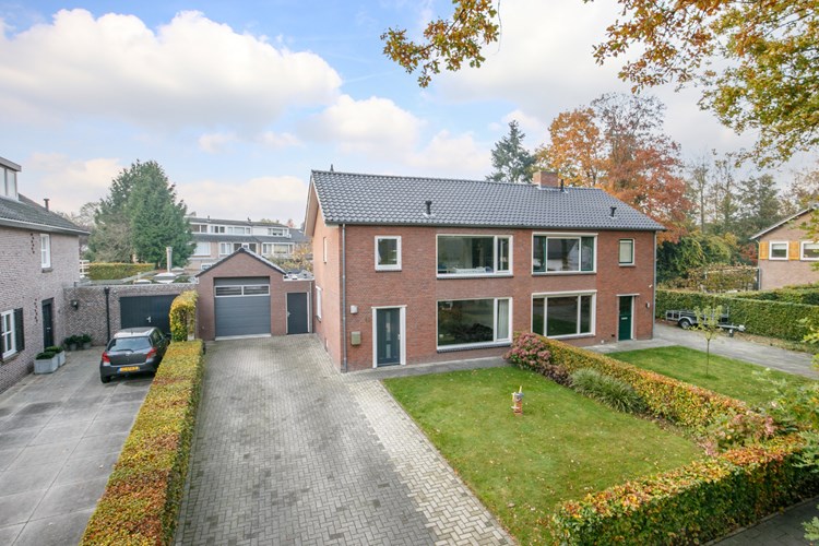 Aan de brede Venloonstraat met de mooie hoge bomen staat deze uitstekend onderhouden half vrijstaande woning. 