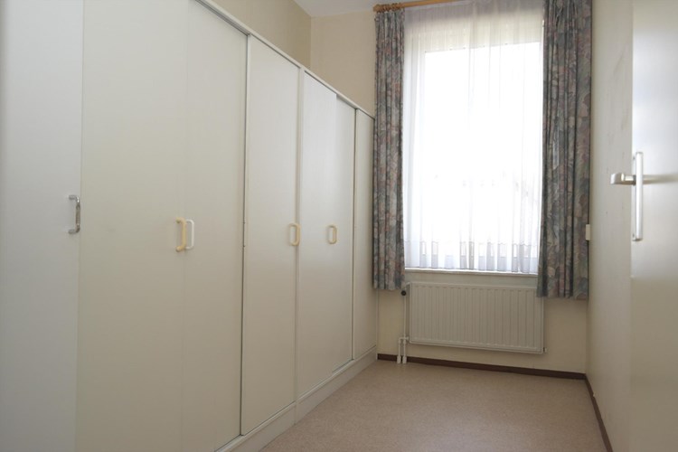 De 2e slaapkamer heeft ook een vinylvloer, behangen wanden en een spuitwerk plafond. Met een radiator en een kunststof raamkozijn (draai-/kiep) met dubbele beglazing. Losse kasten kunnen blijven staan.