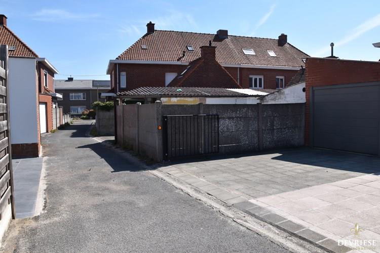Gezinswoning met garage en uitweg te koop vlakbij het centrum van Gullegem 