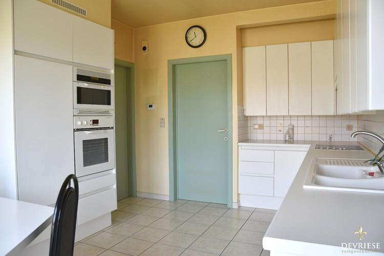 Alleenstaande woning te koop in Ooigem met 3 slaapkamers, garage op terrein van 1401 m&#178; 