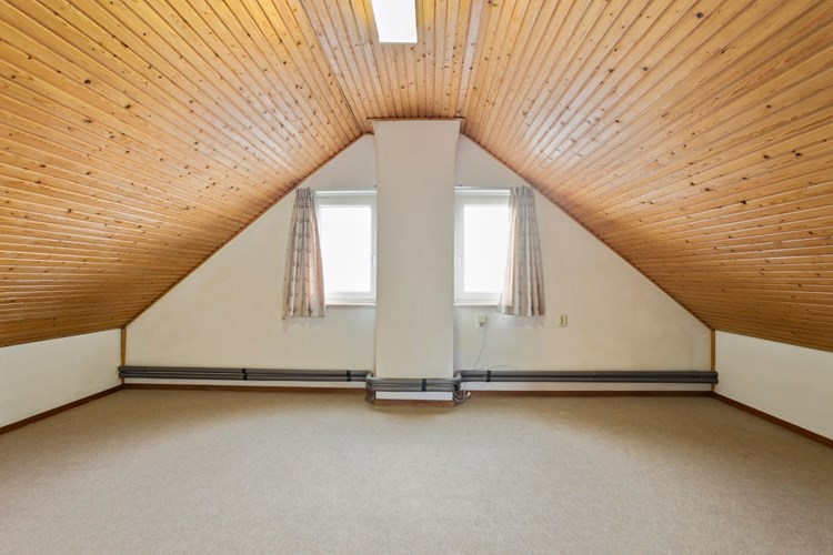 De royale zolder-/slaapkamer is voorzien van vloerbedekking, stucwerk wanden en een schroten plafond. Daglicht via een tweetal kunststof raamkozijnen met gematteerd dubbel glas en vliegenhorren. 