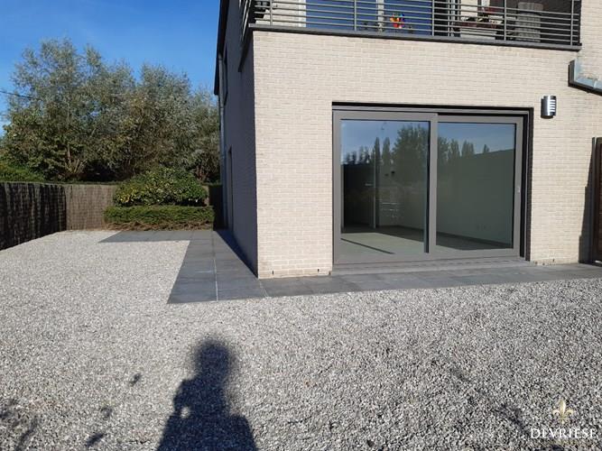Nieuwbouw gelijkvloers appartement met terras, tuintje &#233;n garage te huur in Sint-Denijs 