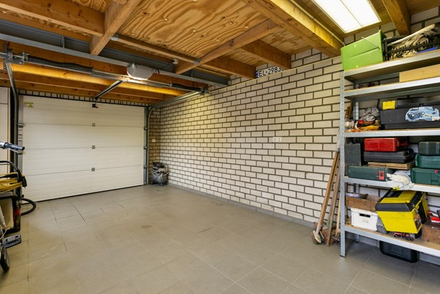 De garage is volledig geïsoleerd,  ± 7 x 3,5 meter groot en voorzien van krachtstroom en een centrale hijsbalk. De vliering is middels een extra groot toegangsluik bereikbaar.