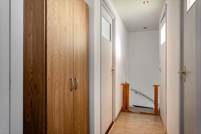 De trapopgang met de overloop, deur naar slaapkamer en toegang naar de badkamer en toilet.