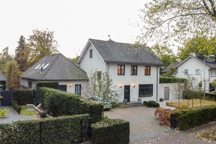 Aan &#233;&#233;n van de mooiste, groene lanen van Waalwijk ligt deze mooie ruime woning. 