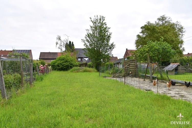 Te renoveren eigendom met 4 slaapkamers, garage en grote tuin te koop in Sint-Eloois-Winkel 