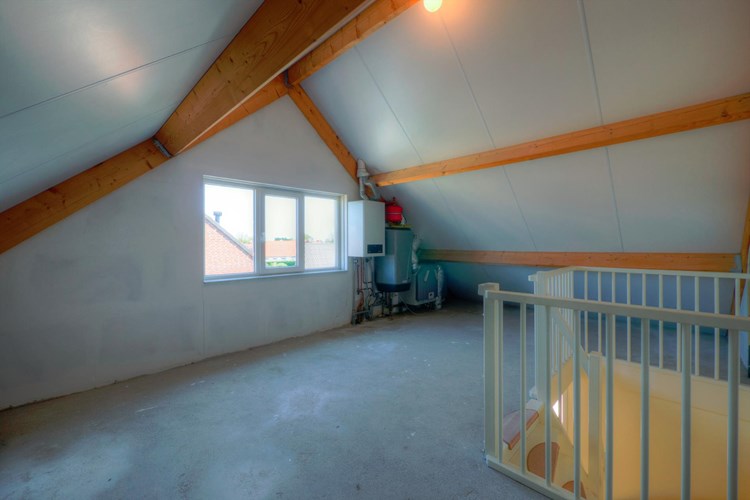 Halfvrijstaande woning met ruime inpandig bereikbare garage gelegen in nieuwbouwwijk Reppelveld 
