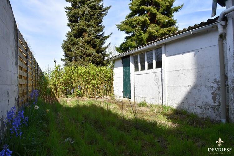 Kloeke eigendom met 6 slaapkamers en tuin met landelijk vergezicht te koop in Gullegem 