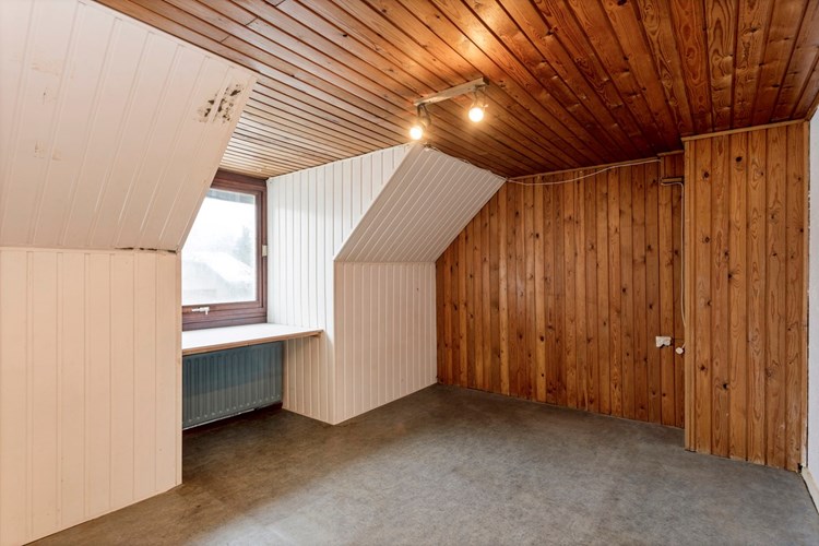 Slaapkamer gelegen aan de voorzijde, met een vinylvloer, schroten wanden (kunststof/hout) en een schroten plafond. Daglicht via een dakkapel met hardhouten kozijnen met dubbele beglazing en een elektrisch te bedienen rolluik. 