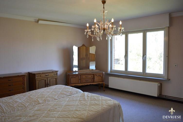 Degelijke HOB met 4 slaapkamers gelegen op een strategische residenti&#235;le ligging te Kortrijk. 