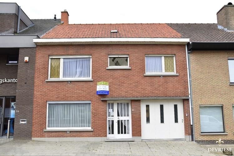 Te renoveren eigendom met 4 slaapkamers, garage en grote tuin te koop in Sint-Eloois-Winkel 