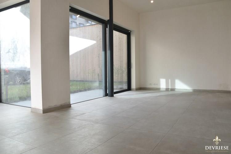 Gelijkvloers nieuwbouwappartement van 102 m&#178; in centrum van Harelbeke 