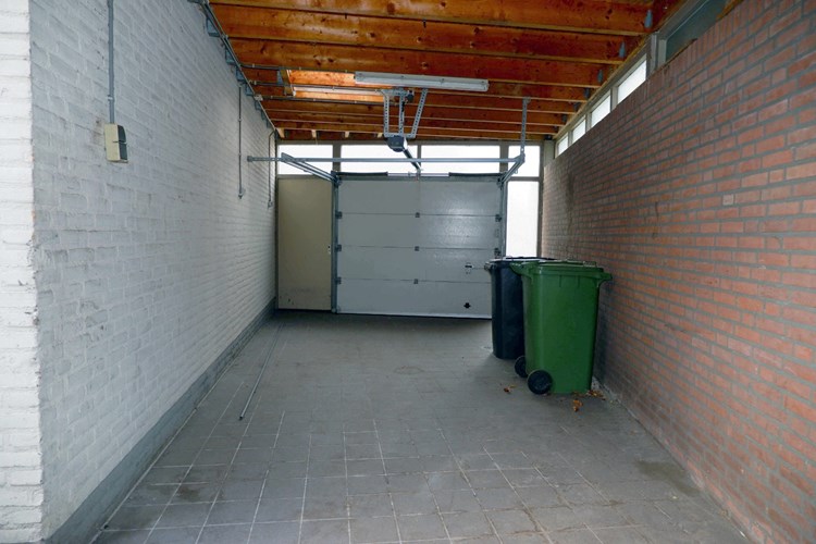 Carport met een aparte loopdeur en sectionaaldeur naar de Dr. A. Mathijsenstraat.