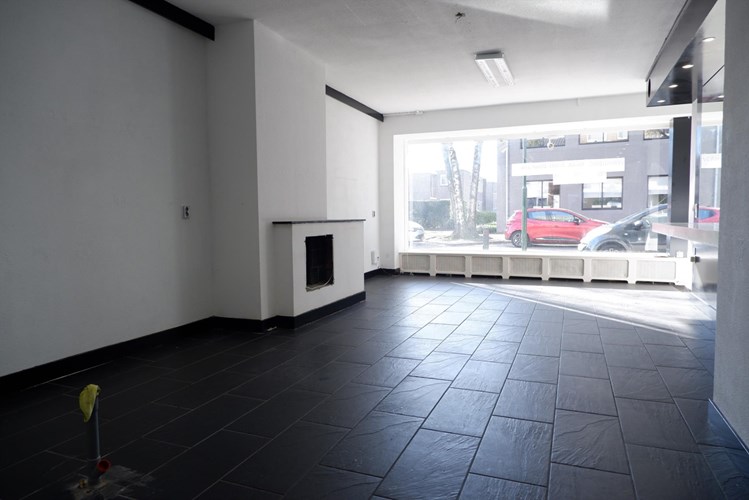 Deze ruimte bedraagt ca. 35 m² en is voorzien van een antraciet tegelvloer, spuitwerk wanden en een spuitwerk plafond. 