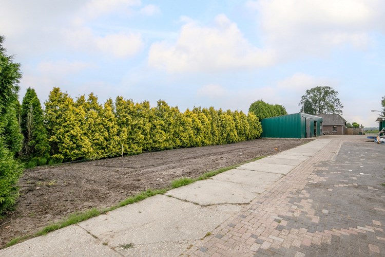Deze verrassend ruime woning is gelegen op een van de mooiste stekjes in het buitengebied van Wijk en Aalburg. 