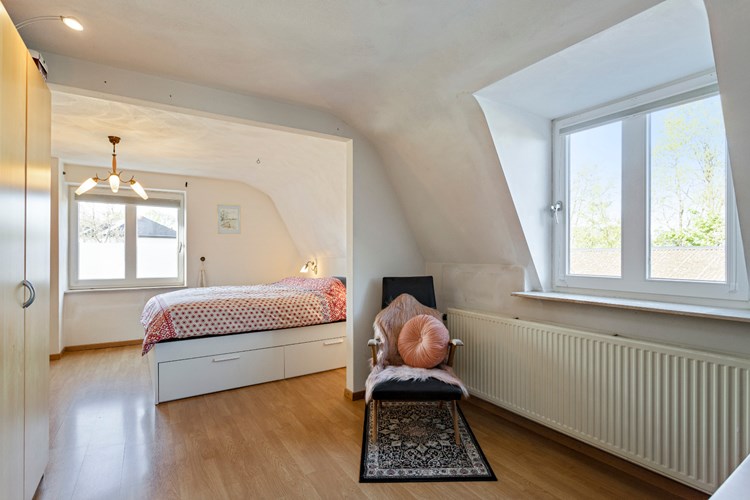 Slaapkamer II (voorheen twee slaapkamers), is gelegen aan de achterzijde. Met een laminaatvloer, stucwerk wanden en een stucwerk plafond. Daglicht via een tweetal hardhouten kozijnen (draai-/kiep) met dubbele beglazing. 